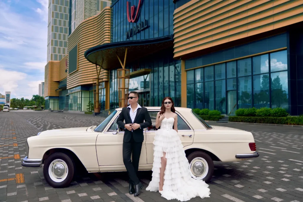 007 Vincom Plaza Vintage Car Fashion
